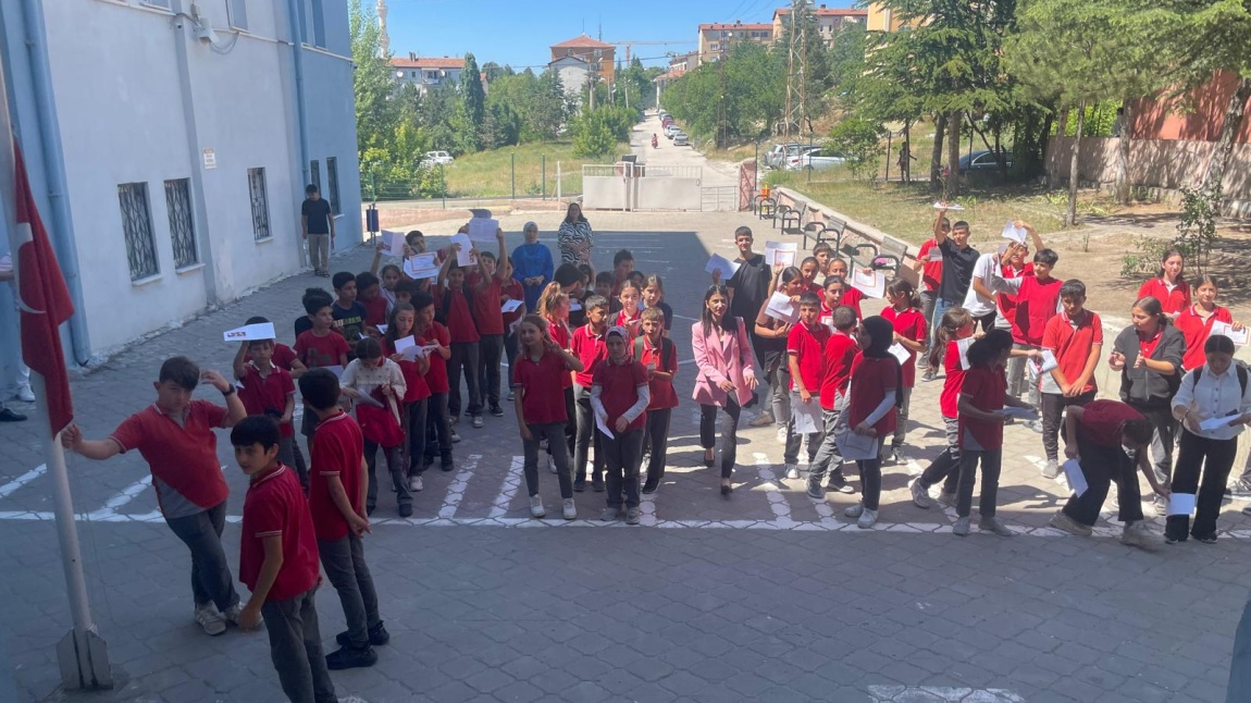 Öğrencilerimizle birlikte karne heyecanı yaşadık .